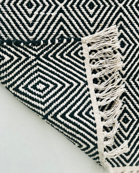 Black Diamond woven 4x6 Area rug