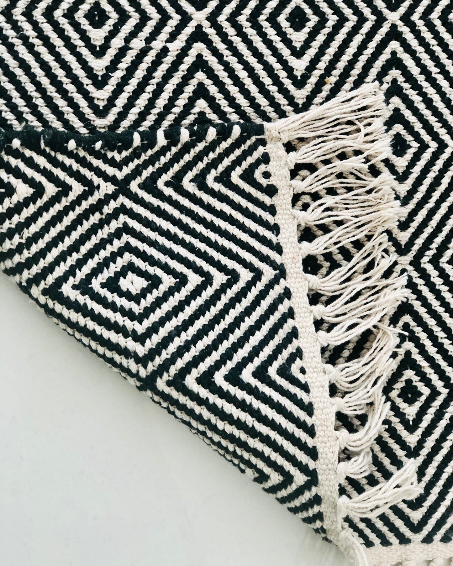 Black Diamond woven 4x6 Area rug